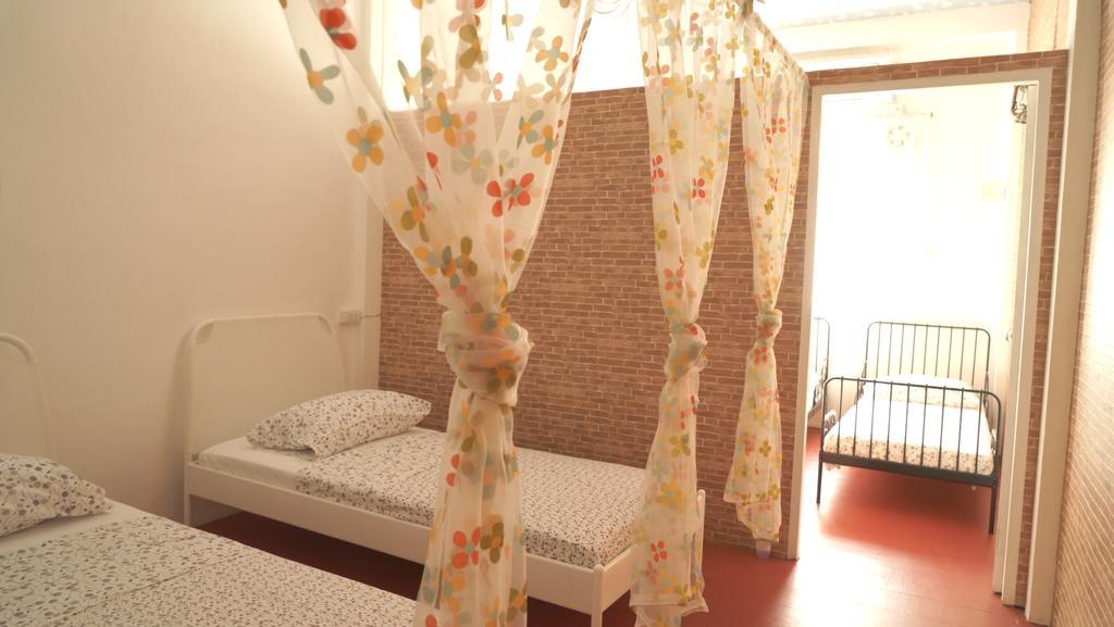 Tiger Lily Hostel Bangkok Rom bilde